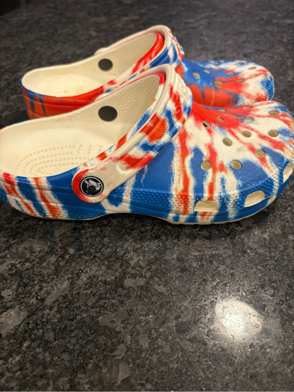 Crocs Classic Tie-Dye Graphic Clogs. Juniors Size 5 Unisex